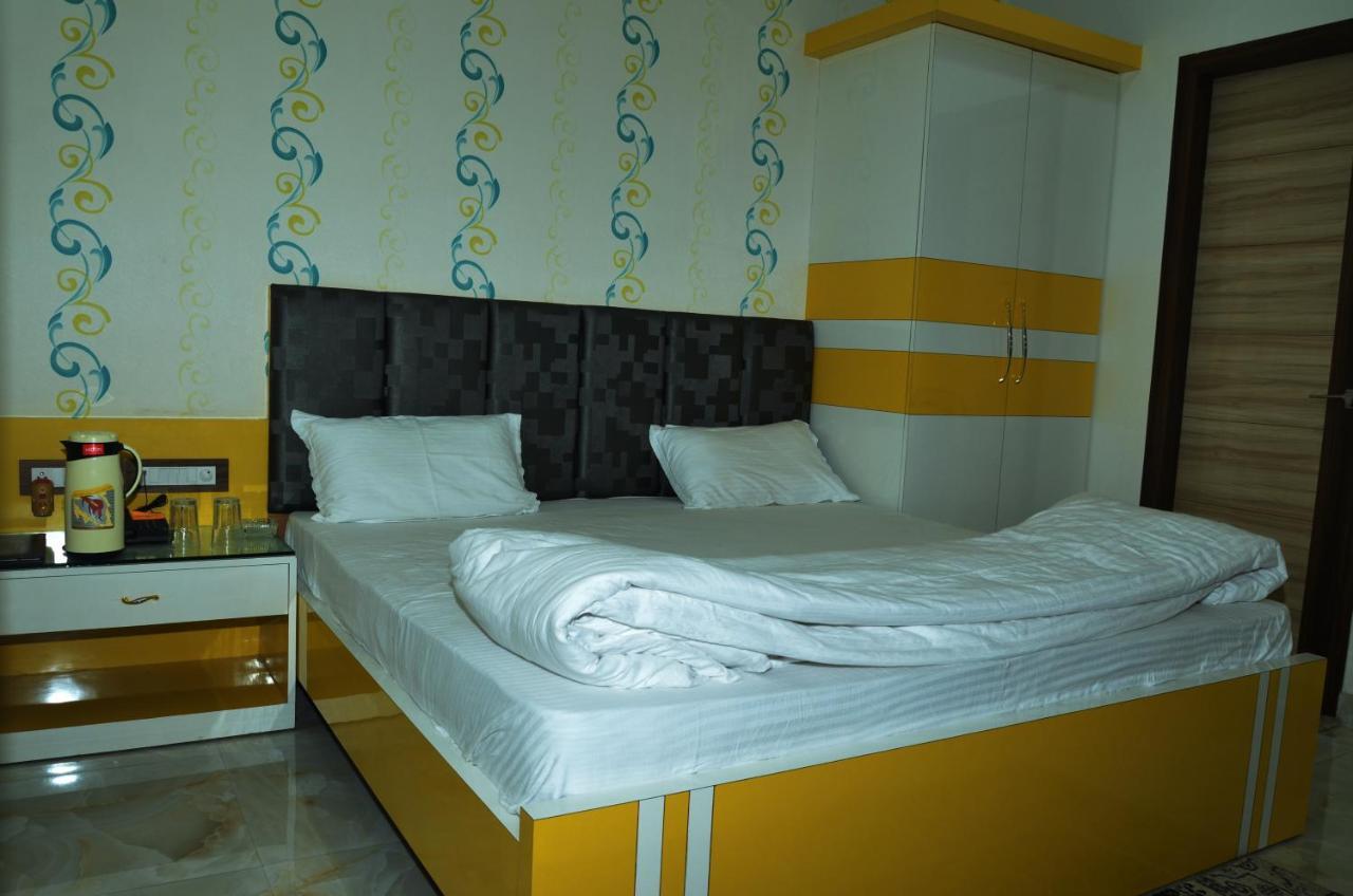 Hotel Paradise Inn Auraiya Exteriör bild